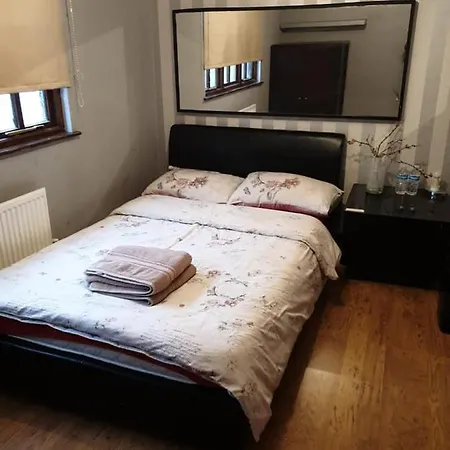 Master Near Heathrow Homestay London