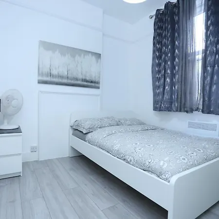 Town Apartment- Lewisham *