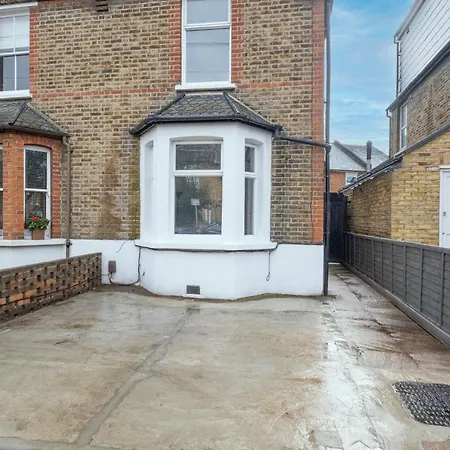 Holiday home Lovely 4 Bedroom London With Free Parking, Garden, Wifi By Roost Kingston upon Thames (Greater London)