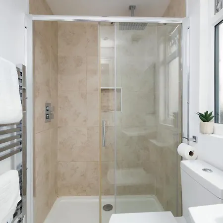 Lovely 4 Bedroom London With Free Parking, Garden, Wifi By Roost *