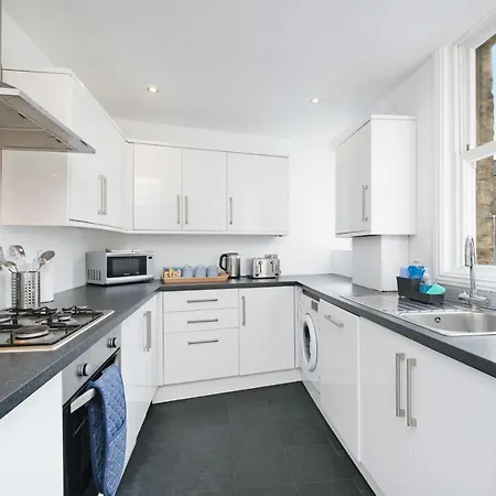 Lovely 4 Bedroom London With Free Parking, Garden, Wifi By Roost Holiday home