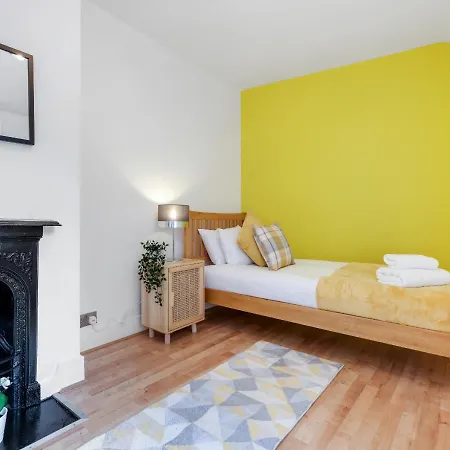 Holiday home Lovely 4 Bedroom London With Free Parking, Garden, Wifi By Roost