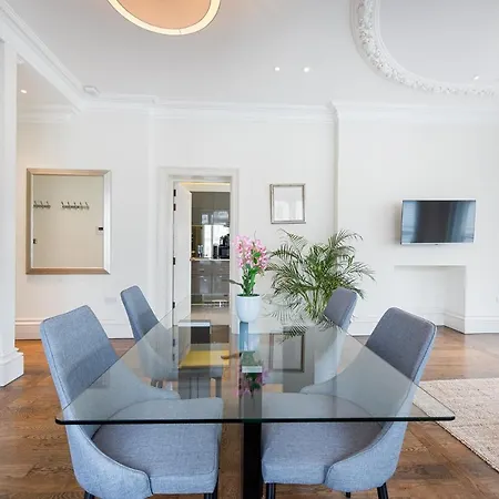 Grosvenor Gardens By Capital Apartment *