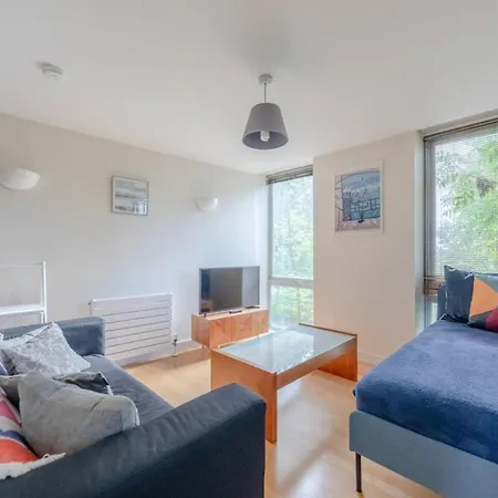 Spacious 2 Bedroom Near White
