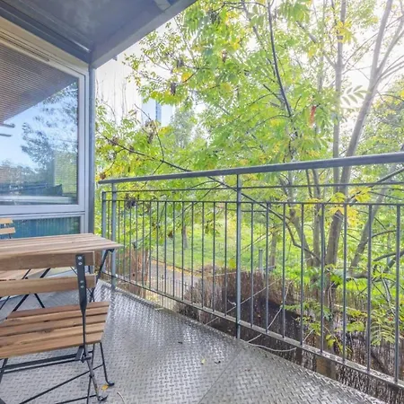 Spacious 2 Bedroom Near White Apartment London