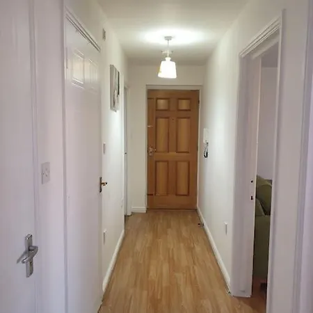 Lovely 2-bedroom With Indoor Fire Place London