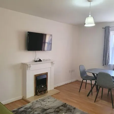 Apartment Lovely 2-bedroom With Indoor Fire Place London
