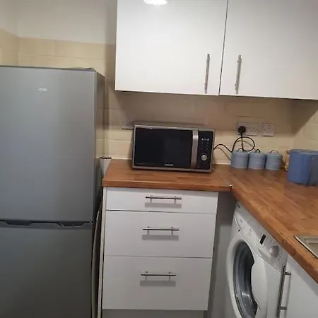 Lovely 2-bedroom With Indoor Fire Place Apartment London