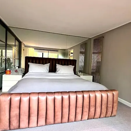 Bond Style In South Kensington *
