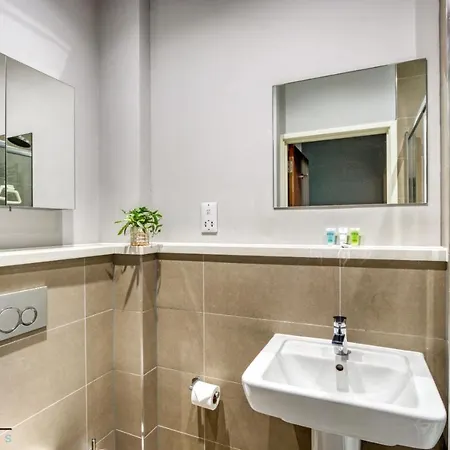 Cosy 1-bed By Heathrow Airport *