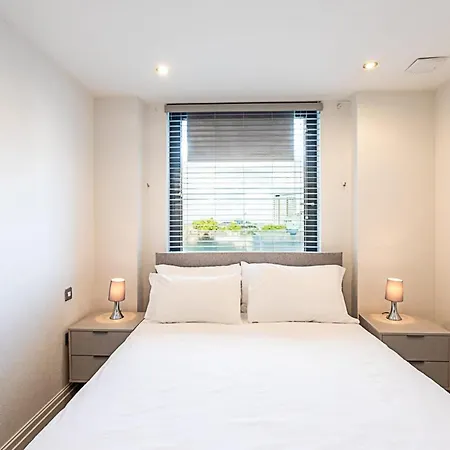 Convenient Urban Pad In Paddington London