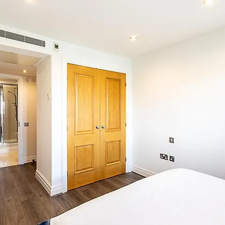 Convenient Urban Pad In Paddington Apartment