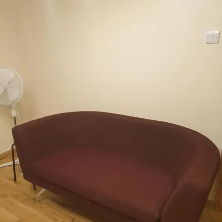 Luxury 3 Bedroom Flat 1min Walk From Underground, With Free Parking Sleeps X10 Apartment