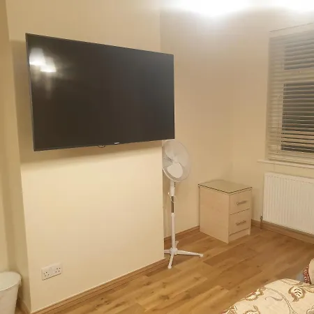 Luxury 3 Bedroom Flat 1min Walk From Underground, With Free Parking Sleeps X10 London