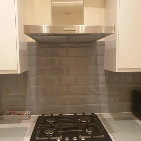 London Luxury 3 Bed 1 Minute Walk From Redbridge Stn Free Parking *