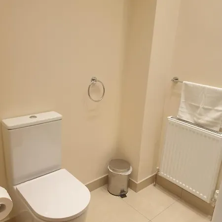 Apartment Luxury 3 Bedroom Flat 1min Walk From Underground, With Free Parking Sleeps X10 *