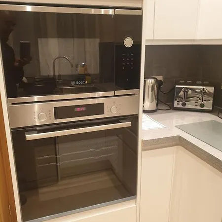 Luxury 3 Bedroom Flat 1min Walk From Underground, With Free Parking Sleeps X10 Apartment *