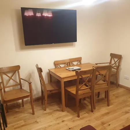 Apartment Luxury 3 Bedroom Flat 1min Walk From Underground, With Free Parking Sleeps X10
