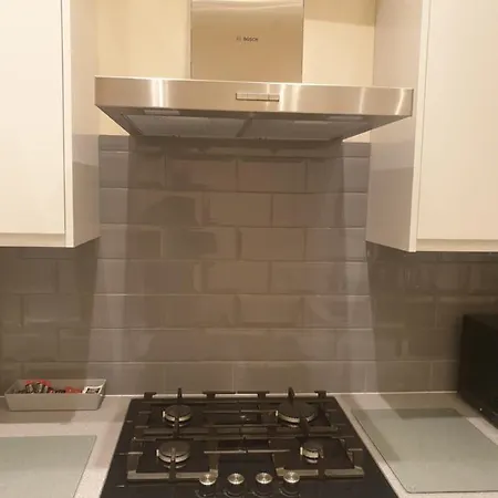 Luxury 3 Bedroom Flat 1min Walk From Underground, With Free Parking Sleeps X10 London