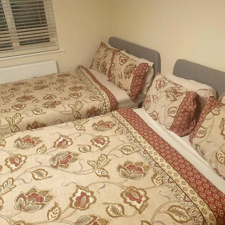 Luxury 3 Bedroom Flat 1min Walk From Underground, With Free Parking Sleeps X10 *