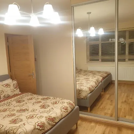 Luxury 3 Bedroom Flat 1min Walk From Underground, With Free Parking Sleeps X10 Apartment *