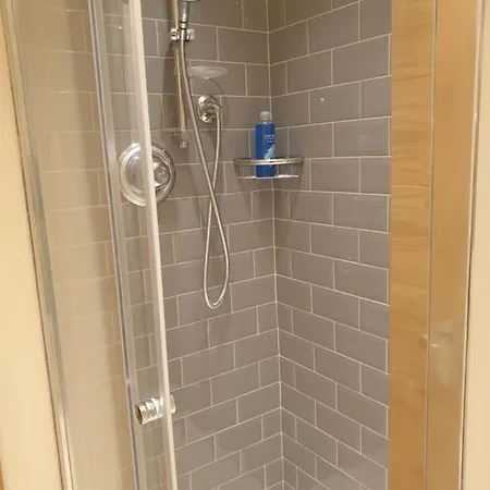 Luxury 3 Bedroom Flat 1min Walk From Underground, With Free Parking Sleeps X10 Apartment *