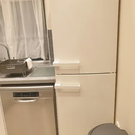 Luxury 3 Bedroom Flat 1min Walk From Underground, With Free Parking Sleeps X10 Apartment London