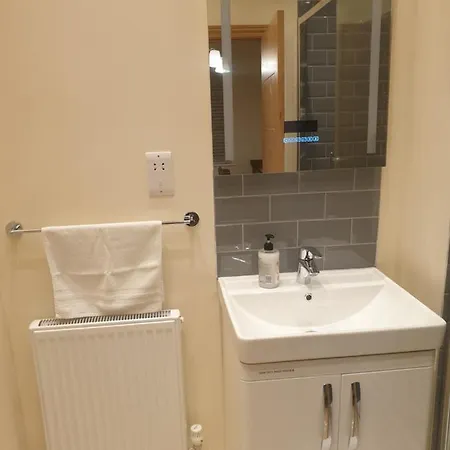 Apartment Luxury 3 Bedroom Flat 1min Walk From Underground, With Free Parking Sleeps X10 *