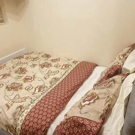 Luxury 3 Bedroom Flat 1min Walk From Underground, With Free Parking Sleeps X10 London