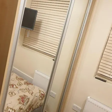 London Luxury 3 Bed 1 Minute Walk From Redbridge Stn Free Parking Apartment *