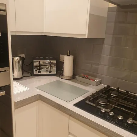 Apartment Luxury 3 Bedroom Flat 1min Walk From Underground, With Free Parking Sleeps X10