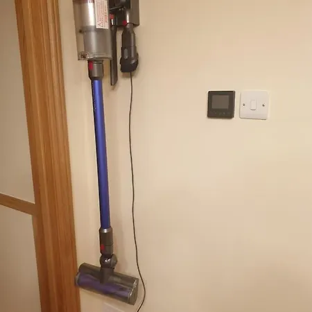 Luxury 3 Bedroom Flat 1min Walk From Underground, With Free Parking Sleeps X10 *