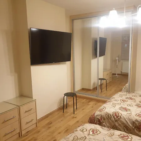 Luxury 3 Bedroom Flat 1min Walk From Underground, With Free Parking Sleeps X10 Apartment *