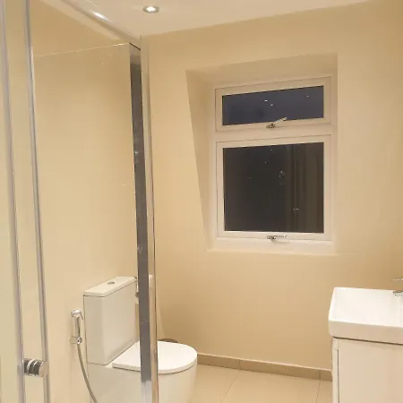Luxury 3 Bedroom Flat 1min Walk From Underground, With Free Parking Sleeps X10 Apartment *