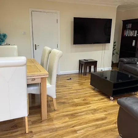 5 Bedroom House By Monishortlets Apartment Dagenham