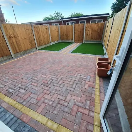 Apartment 5 Bedroom House By Monishortlets Dagenham