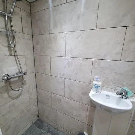 Apartment 5 Bedroom House By Monishortlets Dagenham