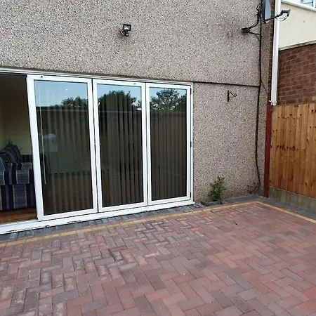 Apartment 5 Bedroom House By Monishortlets Dagenham