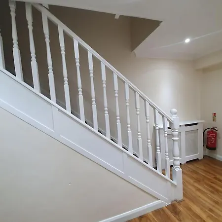 5 Bedroom House By Monishortlets Apartment