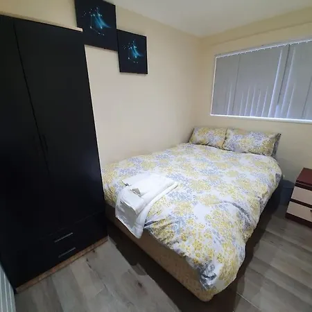 Apartment 5 Bedroom House By Monishortlets Dagenham