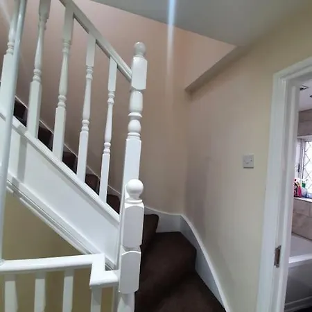 5 Bedroom House By Monishortlets Apartment