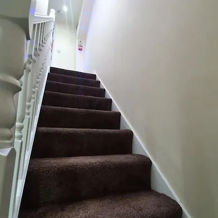 Apartment 5 Bedroom House By Monishortlets Dagenham