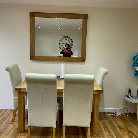 5 Bedroom House By Monishortlets Apartment