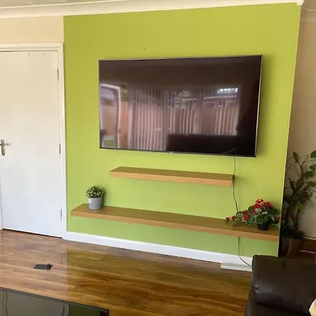 Apartment 5 Bedroom House By Monishortlets Dagenham