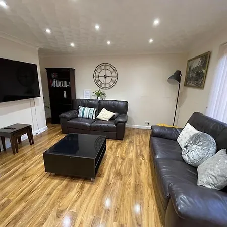5 Bedroom House By Monishortlets Apartment Dagenham