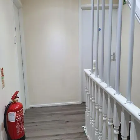 Apartment 5 Bedroom House By Monishortlets Dagenham
