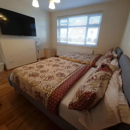 Apartment London Luxury 3 Bed 1 Minute Walk From Redbridge Stn Free Parking *
