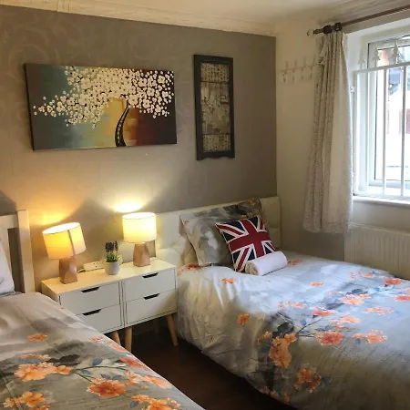Holiday home Cheerful 4 Bedroom House With Garden Free Parking *