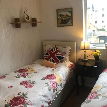 Cheerful 4 Bedroom House With Garden Free Parking Holiday home