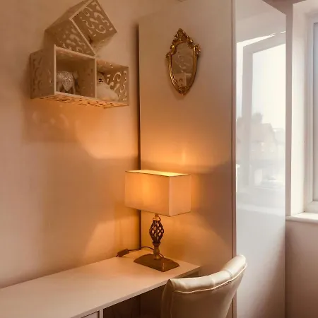 Cheerful 4 Bedroom House With Garden Free Parking